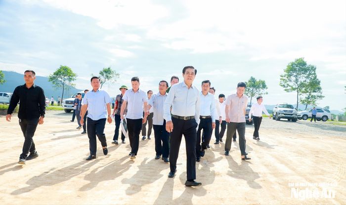 Chủ tịch UBND tỉnh Võ Trọng Hải kiểm tra địa điểm tổ chức lễ khởi công dự án cao tốc Vinh - Thanh Thủy tại xóm Mỹ Sơn, xã Đại Huệ. Ảnh: Thành Duy