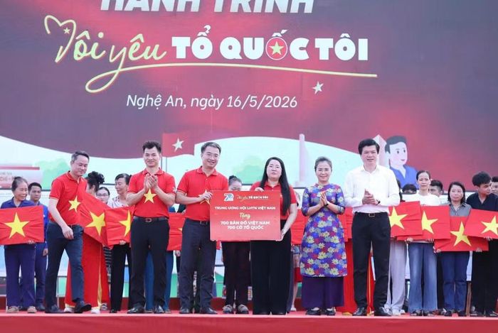 Trung ương Hội Liên hiệp Thanh niên Việt Nam đã trao tặng 700 bản đồ Việt Nam và 700 lá cờ Tổ quốc cho Hội Liên hiệp Thanh niên Việt Nam tỉnh Nghệ An.