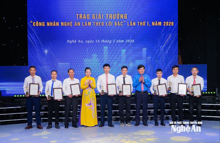 Các đại biểu trao Giải thưởng “Công nhân Nghệ An làm theo lời Bác” lần thứ nhất năm 2026 cho 8 cá nhân tiêu biểu xuất sắc. Ảnh: TL