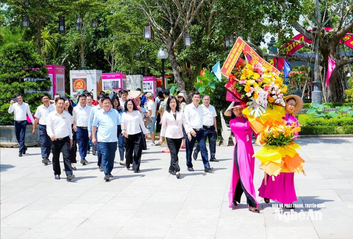 Bộ trưởng Bộ Y tế Đào Hồng Lan và đoàn công tác về Khu di tích Quốc gia đặc biệt Kim Liên dâng hương tưởng niệm Chủ tịch Hồ Chí Minh. Ảnh: Phạm Bằng