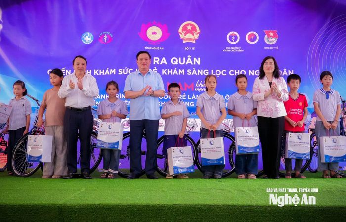 Bộ Trưởng Bộ Y tế Đào Hồng Lan và Bí thư Tỉnh ủy Nghệ An Nguyễn Khắc Thận cùng các đồng chí lãnh đạo Bộ Y tế, tỉnh Nghệ An tặng quà cho các em học sinh nghèo vượt khó trên địa bàn. Ảnh: Thành Chung