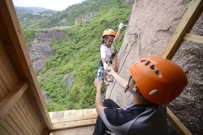Mỗi người sẽ được nhận 1 chai nước tiếp sức miễn phí khi ghé trạm (Ảnh: Visual China).