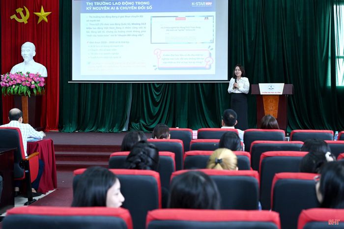 Cũng tại ngày hội, 12 công ty, doanh nghiệp, trường tư thục như: Công ty CP Kinh doanh Himawari; Hệ thống giáo dục KingBee; Công ty TNHH K-star Edu; Công ty CP Viễn thông FPT; VPBank Hà Tĩnh… trực tiếp chia sẻ, trao đổi với sinh viên về nhu cầu việc làm.