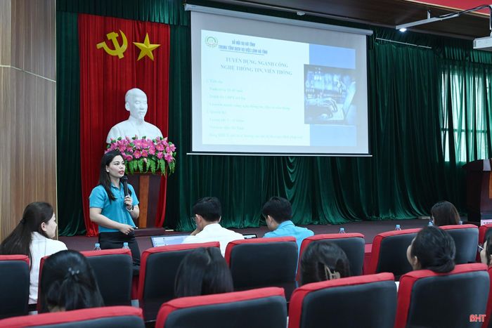 Sinh viên đã được nghe đại diện Sàn giao dịch việc làm Hà Tĩnh giới thiệu, cung cấp các thông tin về nhu cầu, vị trí tuyển dụng từ các công ty, doanh nghiệp và tình hình cơ hội nghề nghiệp ở Hà Tĩnh.