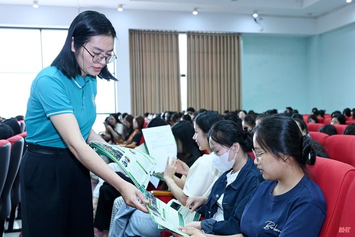 Tại ngày hội, hơn 300 sinh viên Trường Đại học Hà Tĩnh, trong đó có 175 sinh viên năm cuối các ngành: Ngôn ngữ Anh; Ngôn ngữ Trung Quốc; Luật; Công nghệ thông tin; Giáo dục tiểu học; Quản trị kinh doanh; Kế toán; Tài chính - ngân hàng; Quản trị dịch vụ du lịch - lữ hành đã được tiếp cận thông tin, cơ hội việc làm.