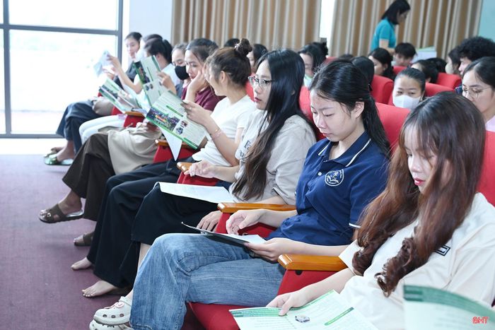 Đồng thời cung cấp các tờ rơi về thông tin việc làm để sinh viên nghiên cứu.