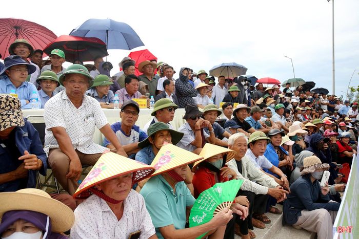  Giải đấu diễn ra trong 2 ngày 16 -17/5. Đây là hoạt động có ý nghĩa quan trọng thúc đẩy phong trào thể dục thể thao trên địa bàn xã; tạo không khí vui tươi, phấn khởi trong mùa du lịch biển Xuân Thành năm 2026. Trong ảnh: Đông đảo người dân đến xem và cổ vũ cho các đội bóng. 
