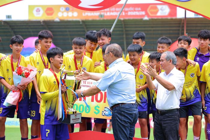Ông Park Hang-seo và bầu Đức trao huy chương và cúp vô địch cho đội Hà Nội.