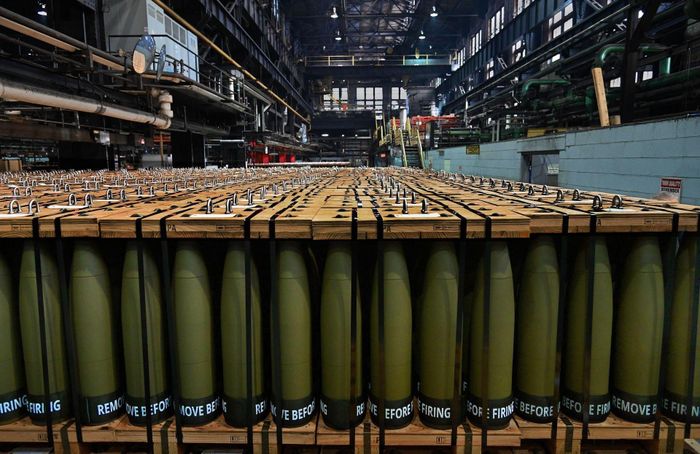 Đạn pháo 155 mm trong kho tiếp liệu của lực lượng Ukraine. Ảnh: Militarnyi