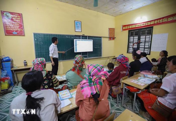 Lớp học trở nên đặc biệt khi trong lớp có học viên đã lên chức bà, có người địu con trên lưng đến lớp. (Ảnh: Trọng Đạt/TTXVN)