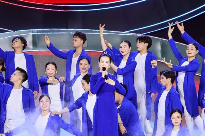 Ca sỹ Võ Hạ Trâm trong ca khúc "Viết tiếp câu chuyện hòa bình." (Ảnh: CTV/Vietnam+)