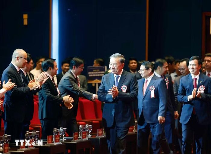 Tổng Bí thư, Chủ tịch nước Tô Lâm và các đại biểu dự Lễ kỷ niệm 120 năm Ngày truyền thống Đại học Quốc gia Hà Nội. (Ảnh: Thống Nhất/TTXVN)