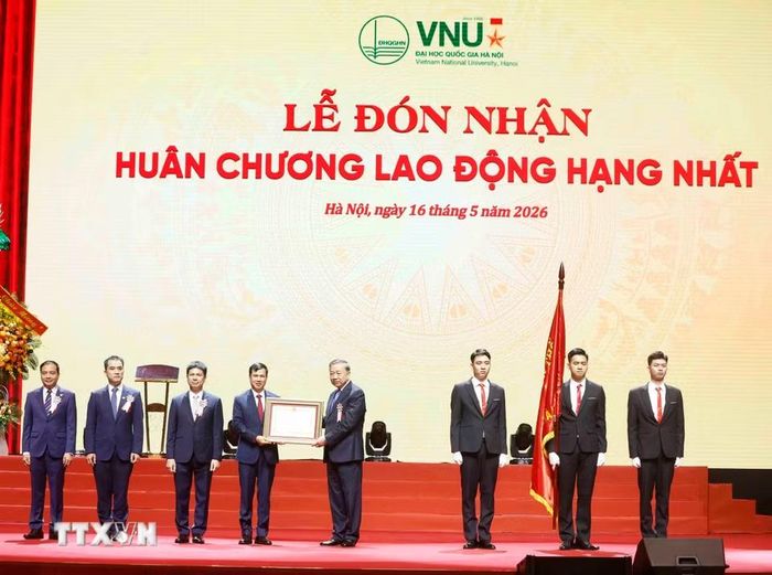 Tổng Bí thư, Chủ tịch nước Tô Lâm trao Huân chương Lao động hạng Nhất tặng Đại học Quốc gia Hà Nội. (Ảnh: Thống Nhất/TTXVN)