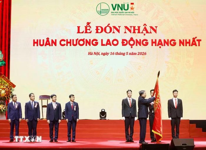 Tổng Bí thư, Chủ tịch nước Tô Lâm trao Huân chương Lao động hạng Nhất tặng Đại học Quốc gia Hà Nội. (Ảnh: Thống Nhất/TTXVN)
