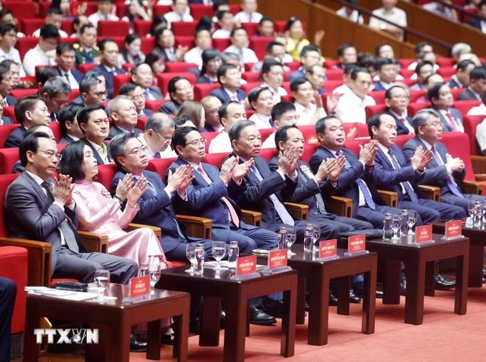 Tổng Bí thư, Chủ tịch nước Tô Lâm và các đại biểu dự Lễ kỷ niệm 120 năm Ngày truyền thống Đại học Quốc gia Hà Nội. (Ảnh: Thống Nhất/TTXVN)