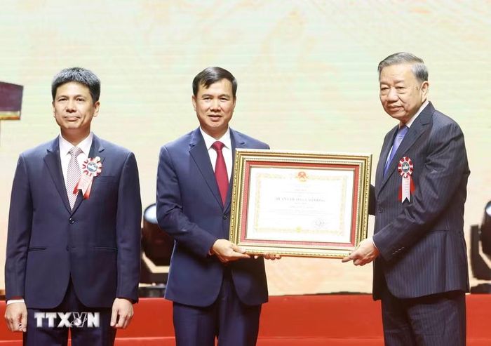 Tổng Bí thư, Chủ tịch nước Tô Lâm trao Huân chương Lao động hạng Nhất tặng Đại học Quốc gia Hà Nội. (Ảnh: Thống Nhất/TTXVN)
