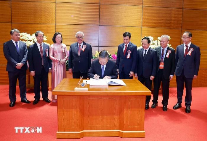 Tổng Bí thư, Chủ tịch nước Tô Lâm viết lưu bút. (Ảnh: Thống Nhất/TTXVN)