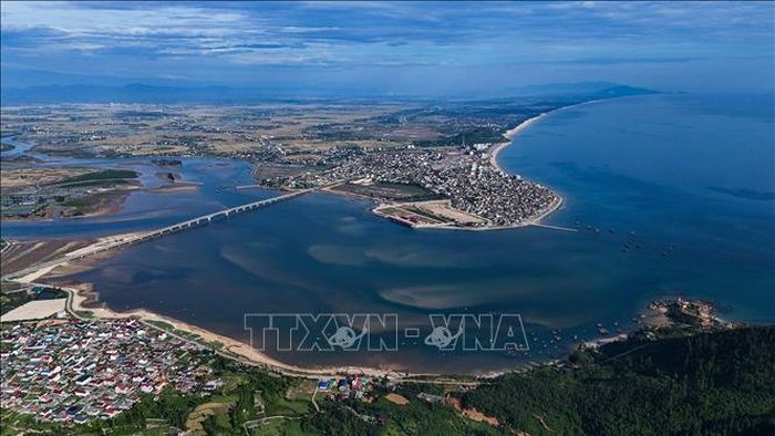 Cầu Cửa Nhượng bắc qua cửa biển và bãi biển Thiên Cầm có hình cánh cung tạo nên cảnh đẹp ấn tượng.
