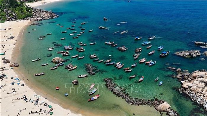 Những chiếc thuyền đánh cá neo đậu trên vùng biển Kỳ Xuân tạo nên bức tranh thanh bình của miền biển Hà Tĩnh.