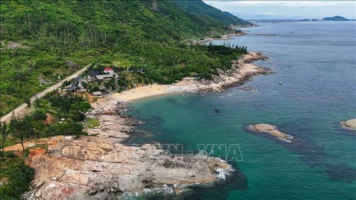 Bãi Cu Kỳ có bờ biển nhỏ uốn cong bên chân núi và làn nước trong vắt.
