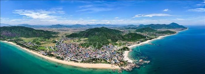 Cung đường ven biển Kỳ Xuân nổi bật với một bên là núi đá, một bên là biển xanh ngọc, trở thành điểm nhấn du lịch của vùng biển Hà Tĩnh.