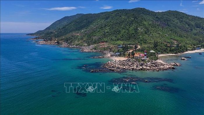Biển Hải Đăng (xã Cẩm Trung) gây ấn tượng với nước biển xanh ngọc, bãi đá tự nhiên và vẻ đẹp hoang sơ của vùng biển Hà Tĩnh.