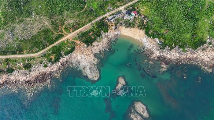 Bãi biển Cu Kỳ mang vẻ đẹp yên bình với nước biển xanh ngọc và không gian còn nguyên nét hoang sơ của vùng biển Hà Tĩnh.