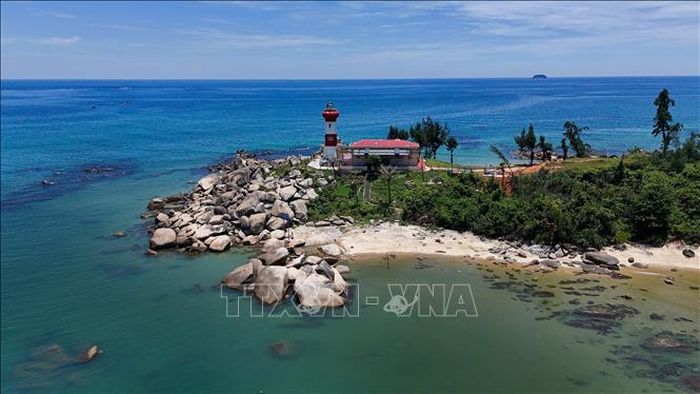 Hải đăng Cửa Nhượng nằm bên bờ biển xanh trong, trở thành điểm check-in nổi bật trên cung đường ven biển Kỳ Xuân.
