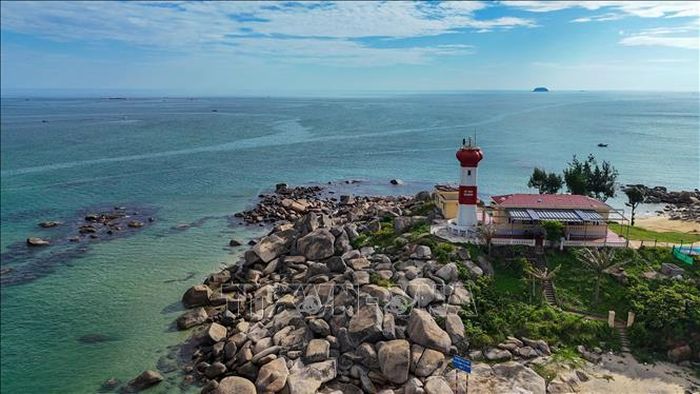 Hải đăng Cửa Nhượng nằm giữa ghềnh đá ven biển Cẩm Trung, nổi bật giữa làn nước xanh ngọc của vùng biển Bắc Trung Bộ.