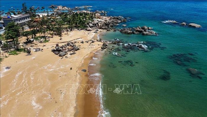 Một góc bãi biển Kỳ Xuân nhìn từ với nước biển xanh ngọc và bờ cát trải dài ven chân núi.