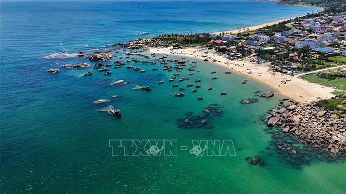 Thuyền đánh cá neo đậu trên vùng nước xanh trong ở bãi biển Kỳ Xuân, tạo nên bức tranh bình yên của làng chài ven biển Hà Tĩnh.