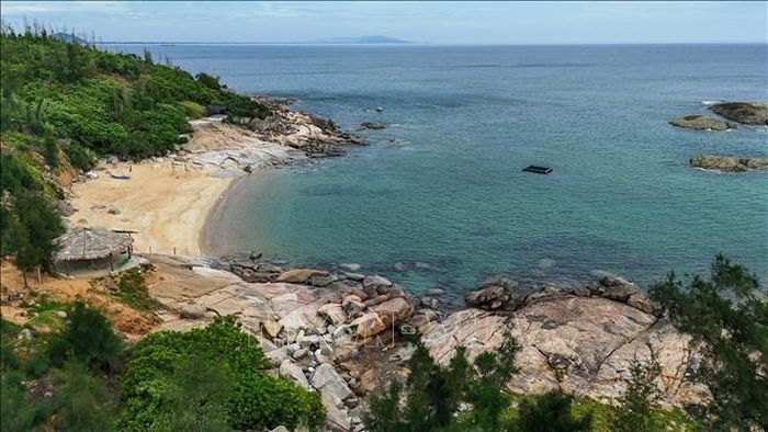 Bãi Cu Kỳ có bờ biển nhỏ uốn cong bên chân núi và làn nước trong vắt.