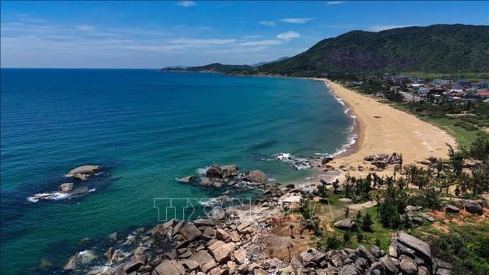 Bãi biển Kỳ Xuân sở hữu đường bờ biển dài, cát mịn và vẻ đẹp còn nguyên nét hoang sơ.