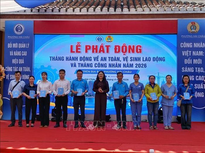 Công đoàn phường Hải Châu trao tặng quà hỗ trợ cho đoàn viên, người lao động có hoàn cảnh khó khăn.