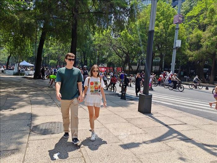 Du khách quốc tế tham quan và tản bộ tại khu vực trung tâm thủ đô Mexico City trong không khí sôi động trước thềm World Cup 2026.