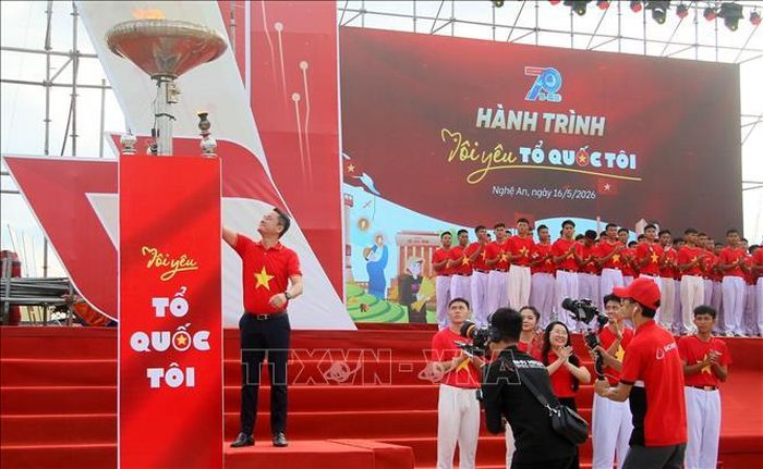 Đuốc thiêng từ Nhà thờ Bác Hồ được đốt lên tại lễ Khởi động Hành trình "Tôi yêu Tổ quốc tôi” năm 2026.