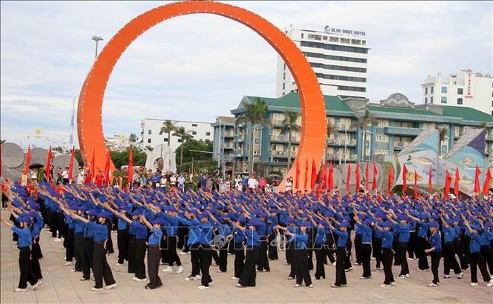 Màn đồng diễn Flashmode với chủ đề “Tôi yêu Tổ quốc tôi” và màn đồng diễn xếp chữ với chủ đề “70 năm - Thanh niên Việt Nam” tại lễ khởi động.