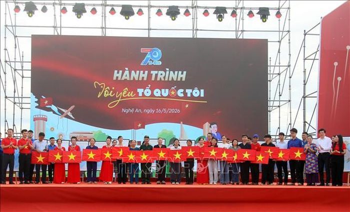 Trung ương Hội Liên hiệp Thanh niên Việt Nam trao tặng 700 bản đồ Việt Nam và 700 lá cờ Tổ quốc cho Hội Liên hiệp Thanh niên Việt Nam tỉnh Nghệ An; Hội đồng Đội các cấp trao tặng 9.500 lá cờ Tổ quốc cho các xã biên giới trên địa bàn tỉnh Nghệ An.