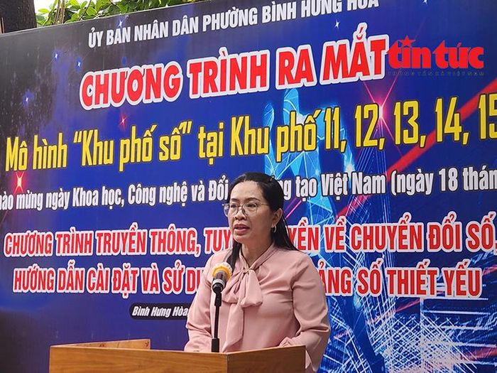 Bà Phạm Thị Ngọc Diệu, Phó Chủ tịch UBND phường Bình Hưng Hòa phát biểu.