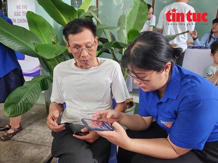 Đoàn viên thanh niên hướng dẫn người dân cài đặt và sử dụng thành thạo các ứng dụng số