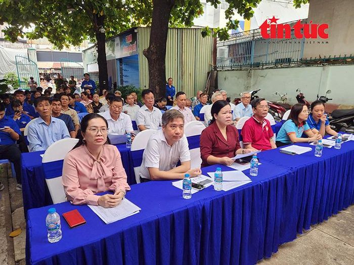 Lãnh đạo UBND phường Bình Hưng Hòa và đông đảo người dân tham dự ra chương trình mắt mô hình “Khu phố số”.
