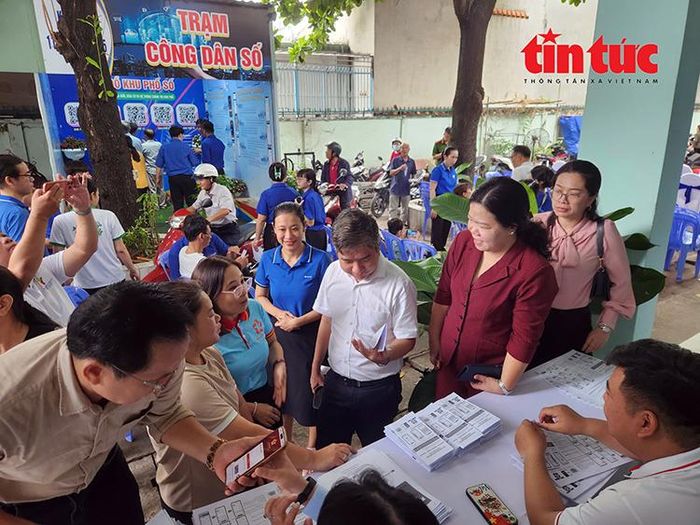 Các đại biểu tham quan tại bàn hướng dẫn dịch vụ công trực tuyến.
