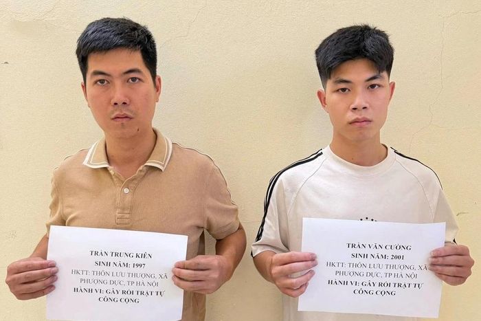 Nghi ngờ chủ quán cắt tóc có quan hệ bất minh với bố mình nên 2 anh em xông vào quán đánh ghen. (Ảnh: Công an Hà Nội).