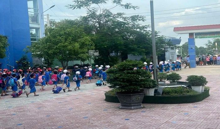 Hiệu trưởng cho biết vụ học sinh tự chích kim tiêm vào tay là điều khiến bà day dứt và ám ảnh nhất.