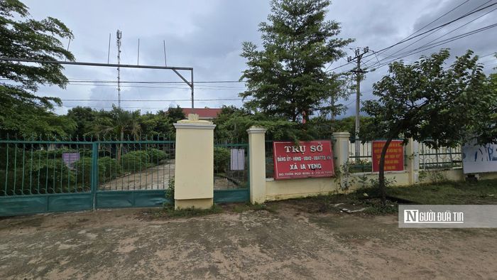 Một trụ sở xã tại khu vực phía Tây tỉnh Gia Lai bỏ không, cửa đóng then cài.