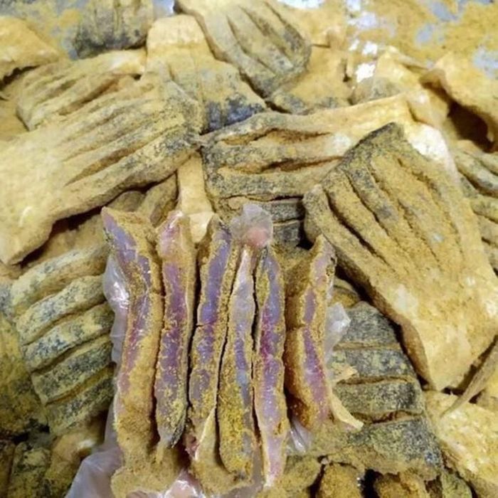 Cá thính đạt chuẩn phải đảm bảo các tiêu chí như thịt khô, săn, có màu hổ phách hoặc đỏ hồng, bên ngoài ngấm thính vàng ruộm.