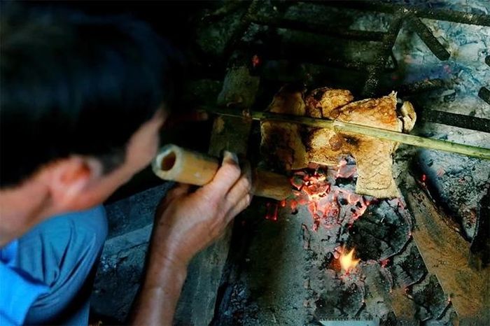 Những miếng cá vàng óng nướng trên than hoa để lại hương vị khó quên cho bất cứ ai thưởng thức ngay từ lần đầu tiên.