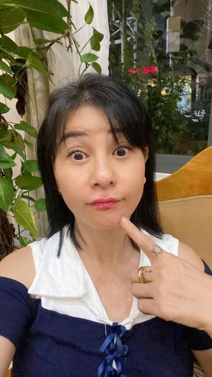 Nữ nghệ sĩ trải qua nhiều mối tình nhưng đều không trọn vẹn.