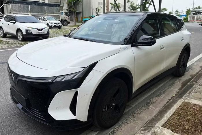 Mẫu SUV điện mới của VinFast xuất hiện tại khu vực nhà máy ở Hải Phòng với nhiều thay đổi ở phần đầu. Ảnh: Thanh Bình.