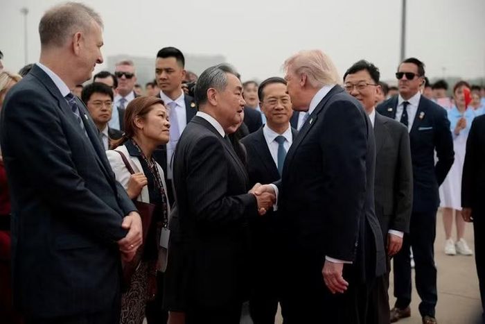 Bộ trưởng Ngoại giao Trung Quốc Vương Nghị ra sân bay tiễn Tổng thống Trump. Ảnh: Reuters.